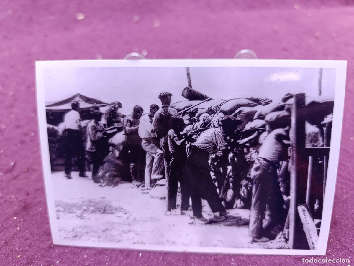 Militaria: Antigua fotograf&iacute;a de Archivo, Guerra Civil, tiradores en barricadas, Teruel, sello al dorso
