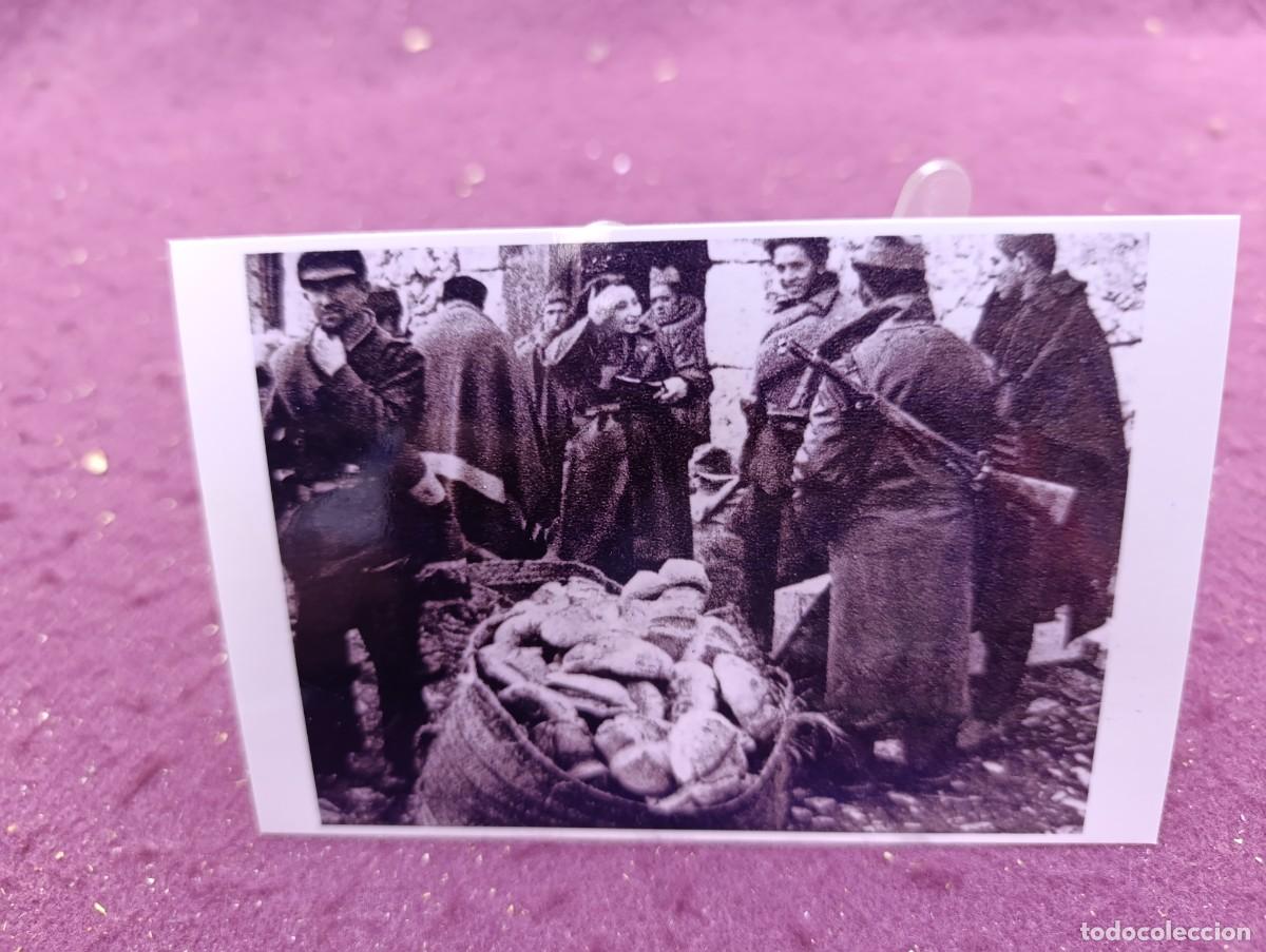 Militaria: Antigua fotograf&iacute;a de Archivo, Guerra Civil, reparto de pan, Frente de Arag&oacute;n, sello al dorso
