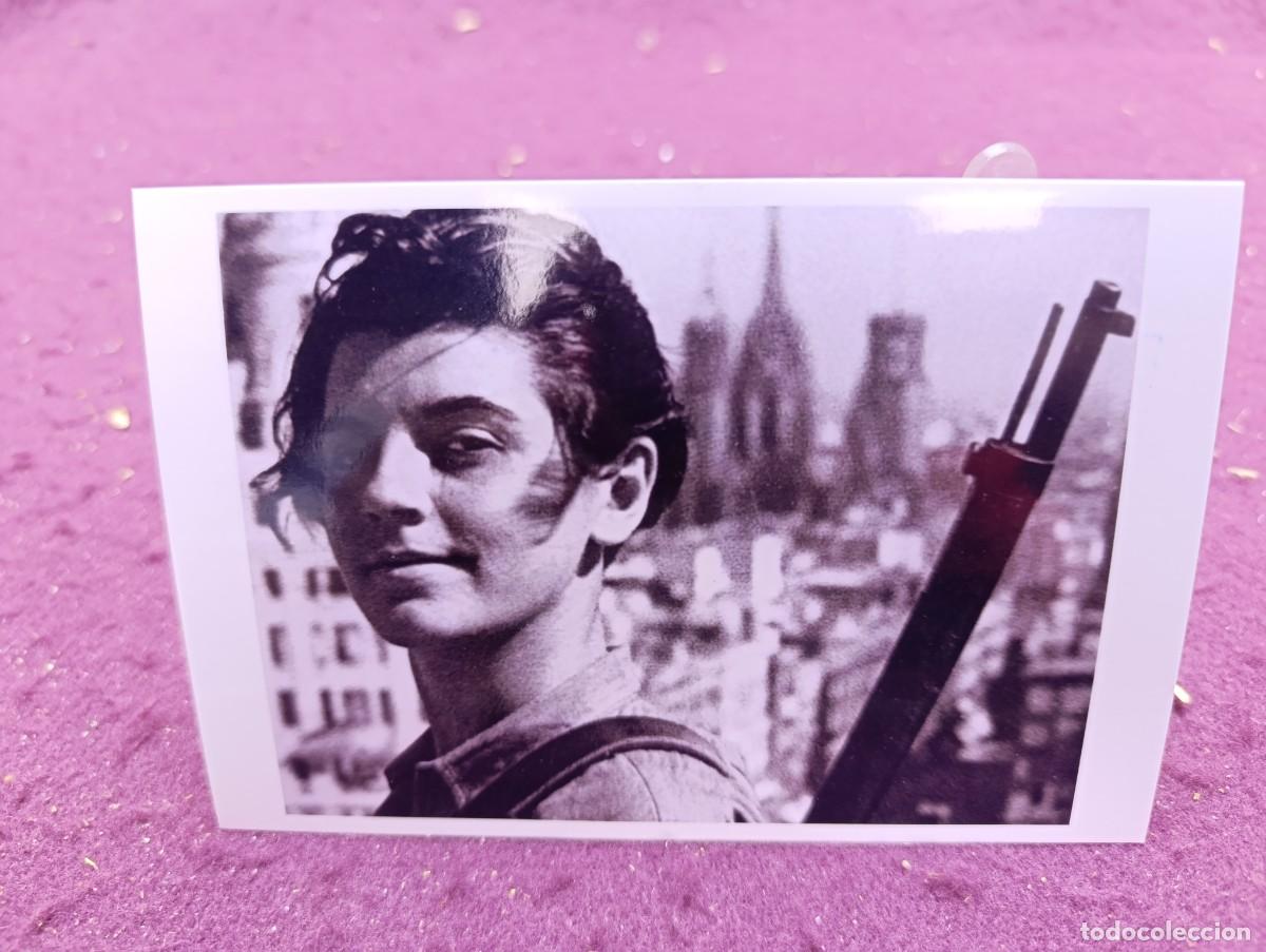 Militaria: Antigua fotograf&iacute;a de Archivo, Guerra Civil, miliciana republicana, Barcelona, sello al dorso
