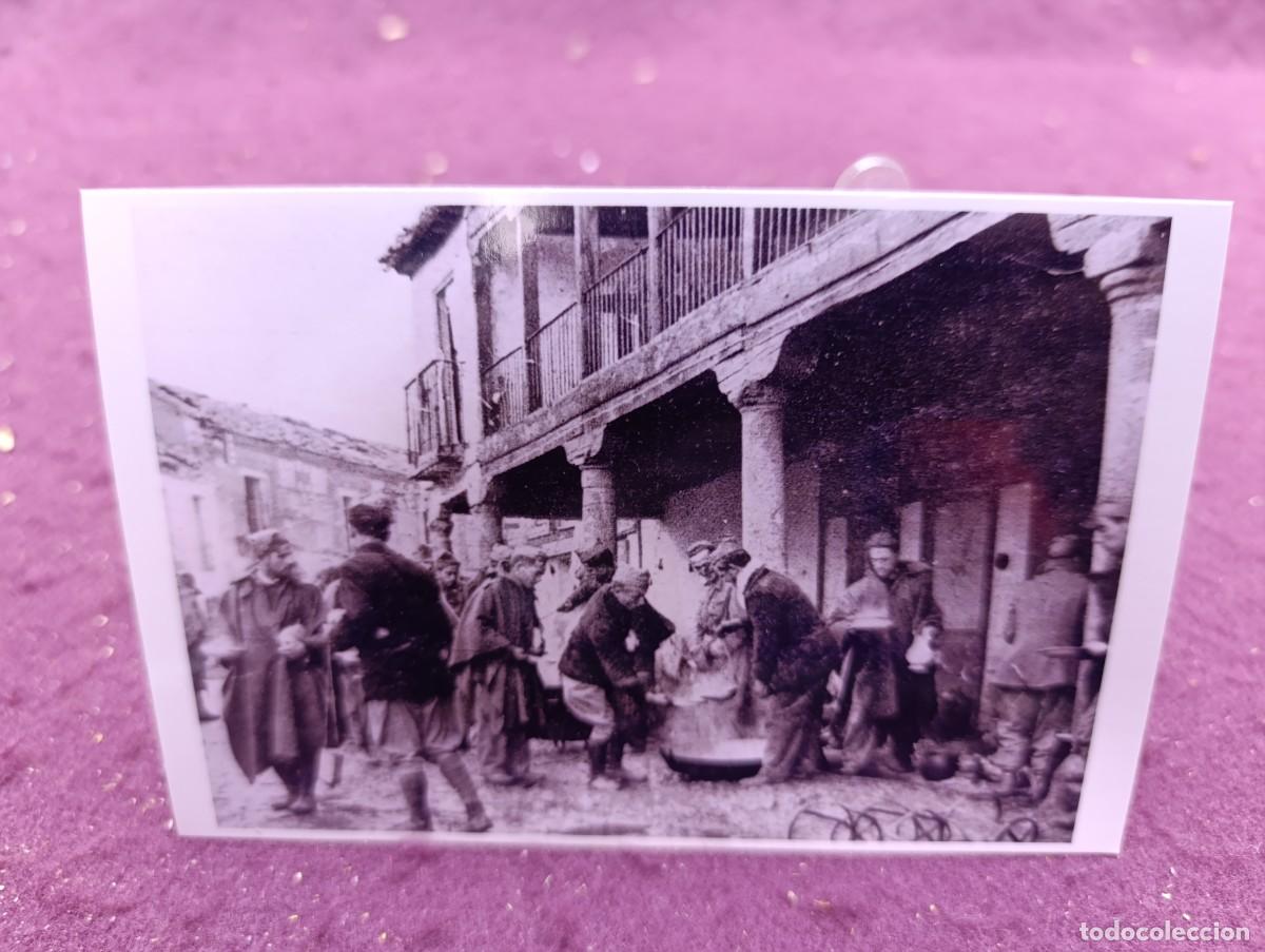 Militaria: Antigua fotograf&iacute;a de Archivo, Guerra Civil, hora del Rancho, Navalcarnero, Madrid, sello al dorso