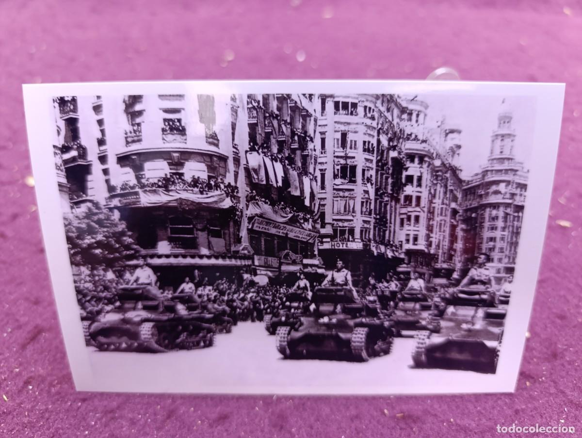 Militaria: Antigua fotograf&iacute;a de Archivo, Guerra Civil, 1939, desfile militar con carros de combate, Valencia