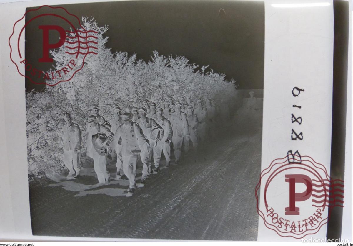 Militaria: WW2 ORIGINAL NEGATIVE 1944 GERMAN PRISONERS BY SCOTTISH TROOPS SOUTH OF CAEN 9*6CM GUERRE CROWN P