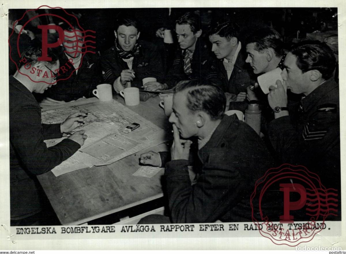 Militaria: WW2 ENGLISH RAF MEN REPORTING AFTER RAID ON GERMANY 20*15cm PRESSENS BILD SWEDEN PINEHOLE SEE CORNE