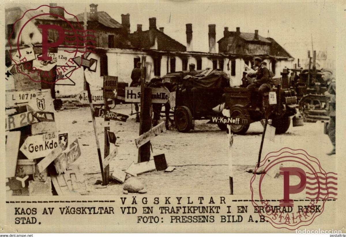 Militaria: RUSSIA RUSSE CHAOS OF ROAD SIGNS IN CONQUERED RUSSIAN TOWN 21*15cm PRESSENS BILD SWEDEN PINEHOLE SE