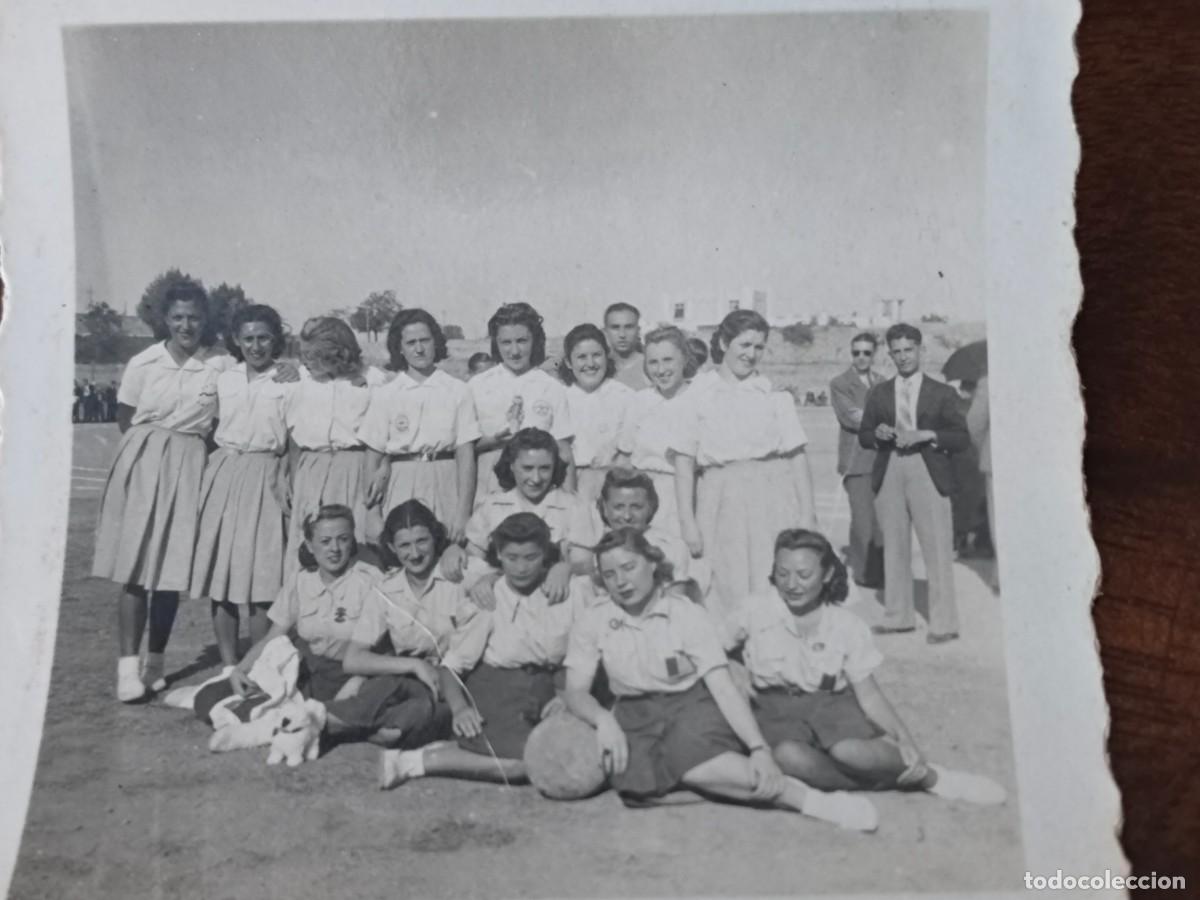 Militaria: Peque&ntilde;a fotograf&iacute;a Secci&oacute;n Femenina de Falange.