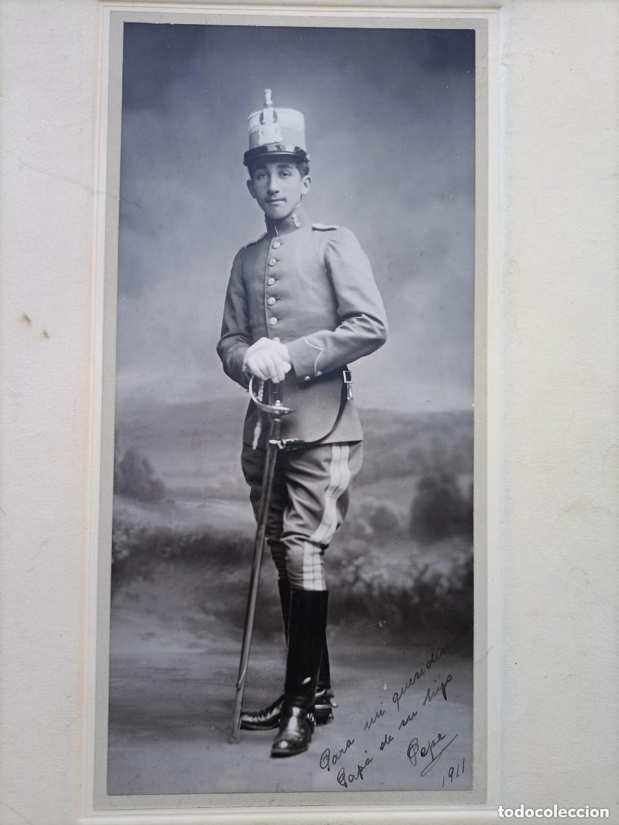 Militaria: FOTOGRAFIA DE SUBOFICIAL DE CABALLERIA, CON GORRO ROS Y SABLE, EPOCA ALFONSO XIII, FOTO KAULAK, VALL