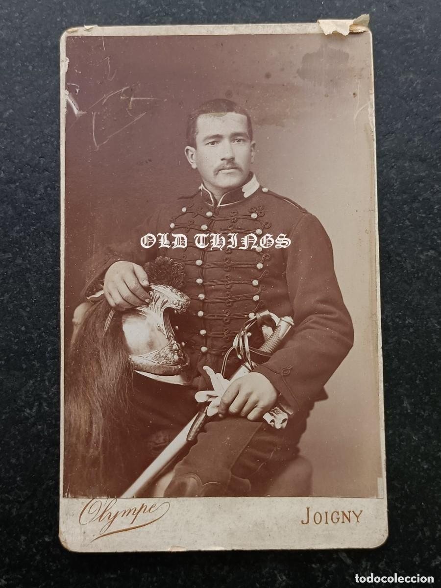 Militaria: FOTOGRAFIA ALBUMINA TIPO CDV DE OFICIAL DE DRAGONES CORACEROS, CON CASCO, CHAQUETA TIPO HUSAR Y SABL
