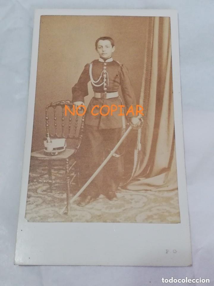 Militaria: FOTOGRAFIA ALBUMINA TIPO CDV DE JOVEN CADETE DE CABALLERIA, GORRO ROS, GRAN SABLE, FOTOGRAFO PICA GR