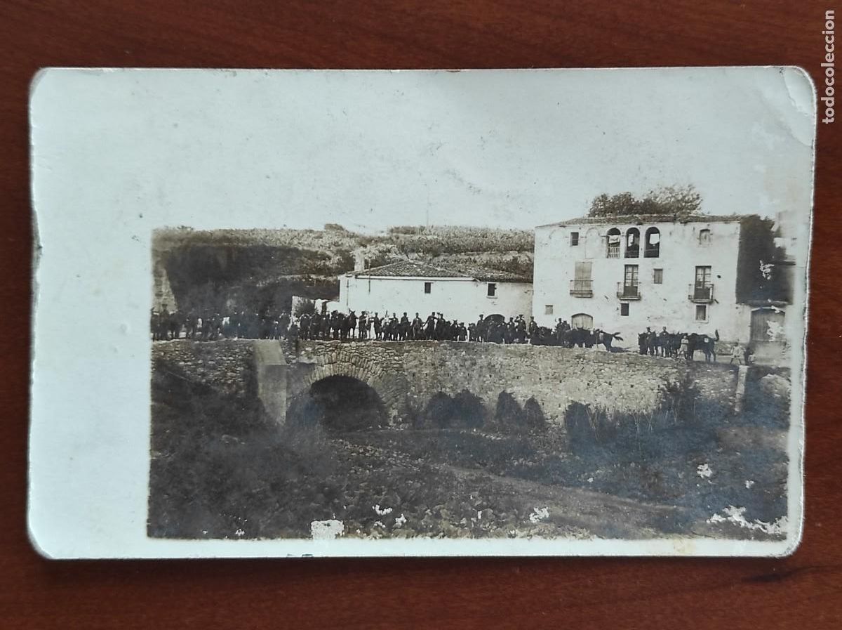 Militaria: FOTOGRAF&Iacute;A MUY ANTIGUA GRAN GRUPO DE MILITARES CON MULAS DE CARGA EN UN PUENTE - SIN FECHA Y LUGAR