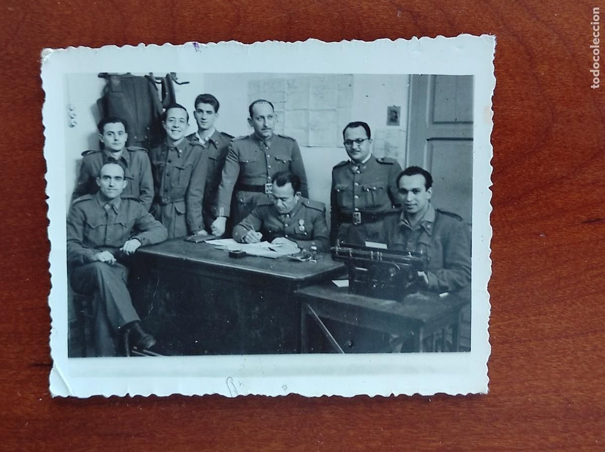 Militaria: GRUPO DE MILITARES EN UNA OFICINA - FOT&Oacute;GRAFO JOS&Eacute; SOLANA, VALENCIA