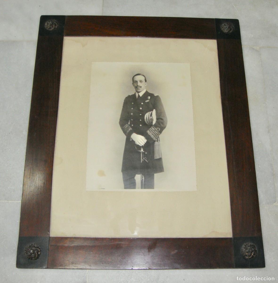 Militaria: Fotograf&iacute;a de Alfonso XIII con uniforme de la Armada &middot; Marco de caoba &middot; ca. 1910&ndash;1930