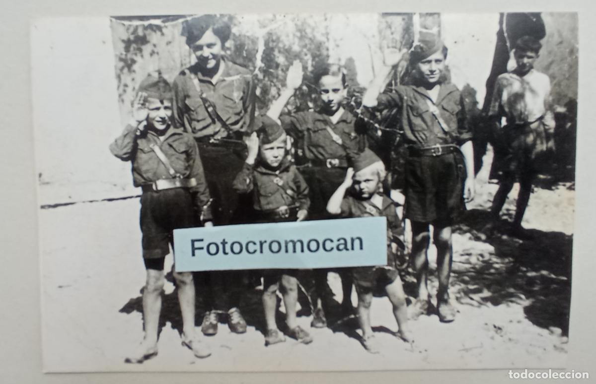 Militaria: COP&Iacute;A DE ORIGINAL. LAS PALMAS. &Eacute;POCA GUERRA CIVIL O POSGUERRA. FAMILIA CON INDUMENTARIA DE FALANGE