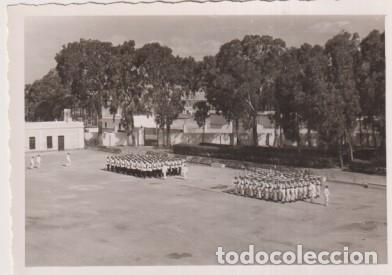 Militaria: Fotograf&iacute;a (10,5x7,5 c) de Campamento. Al dorso: 9-53. Infanter&iacute;a de marina en San Fernando
