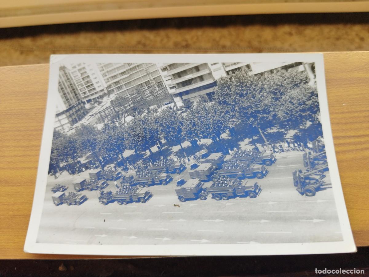 Militaria: DESFILE D&Iacute;A DE LAS FUERZAS ARMADAS EJ&Eacute;RCITO ESPA&Ntilde;OL EN BARCELONA A&Ntilde;OS 70