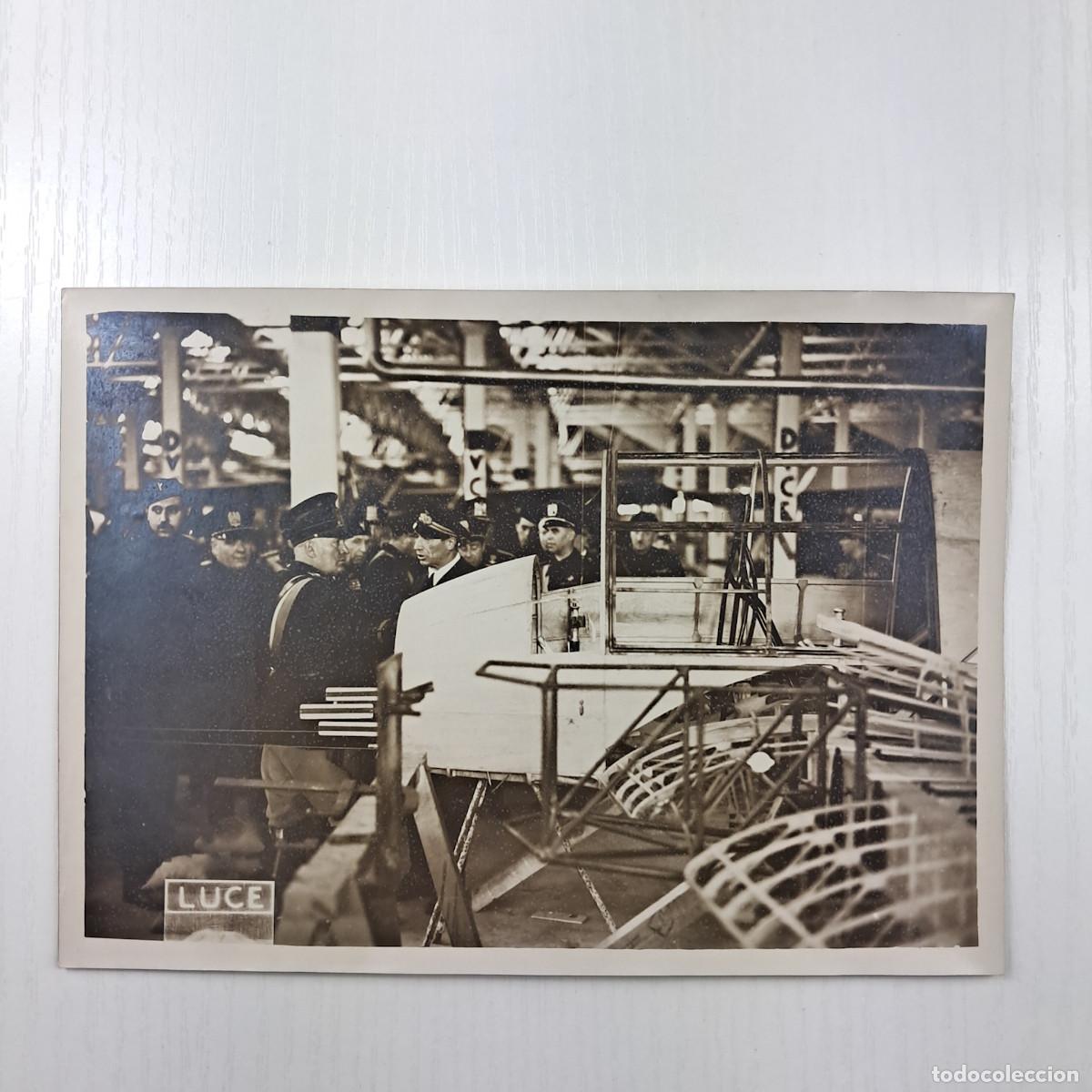 Militaria: Fotografia Storica Originale Istituto Luce (1939) - Mussolini visita le Officine Savigliano per ripa