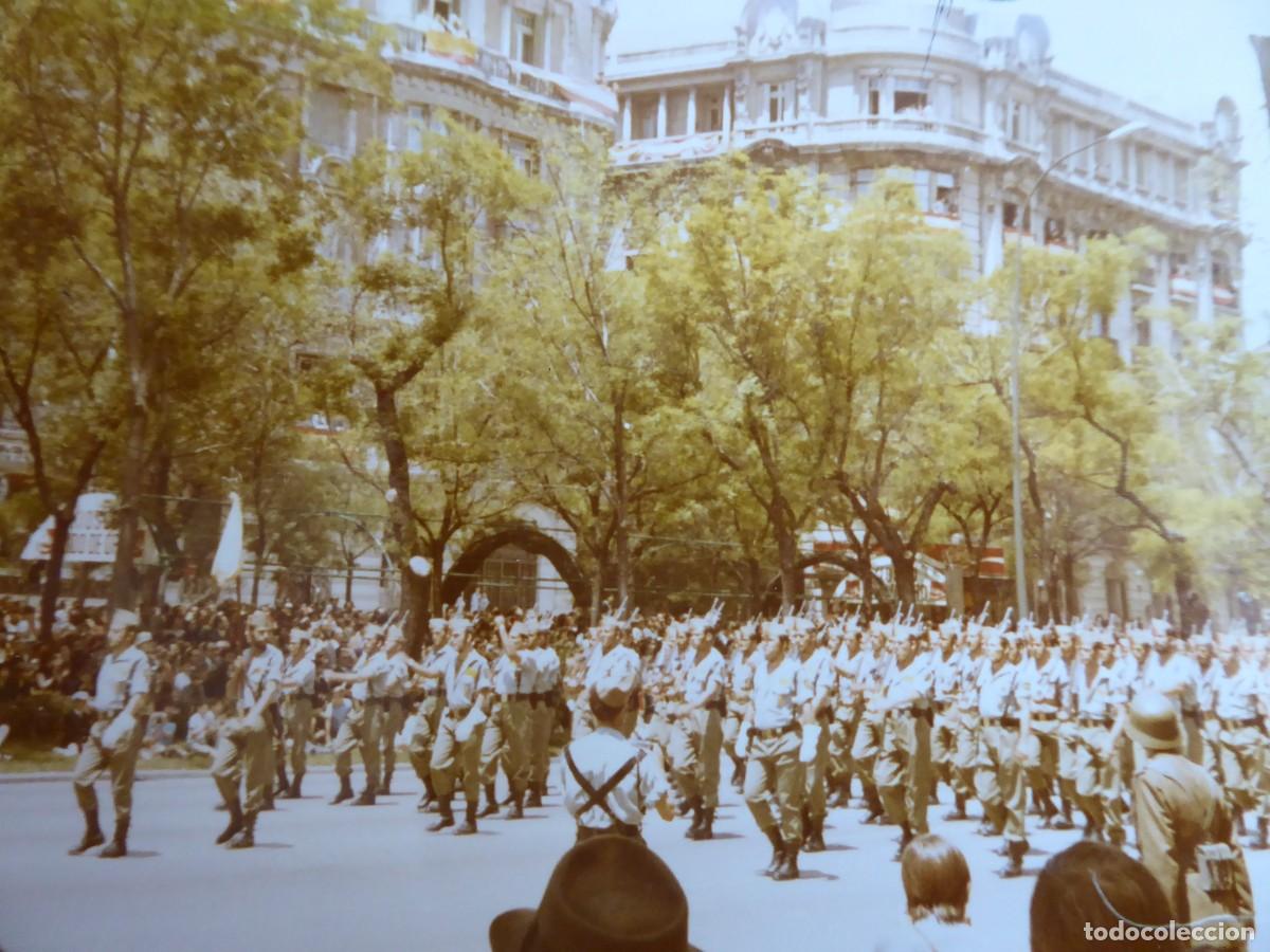 Militaria: Fotograf&iacute;a legionarios. Desfile de la Victoria 1971