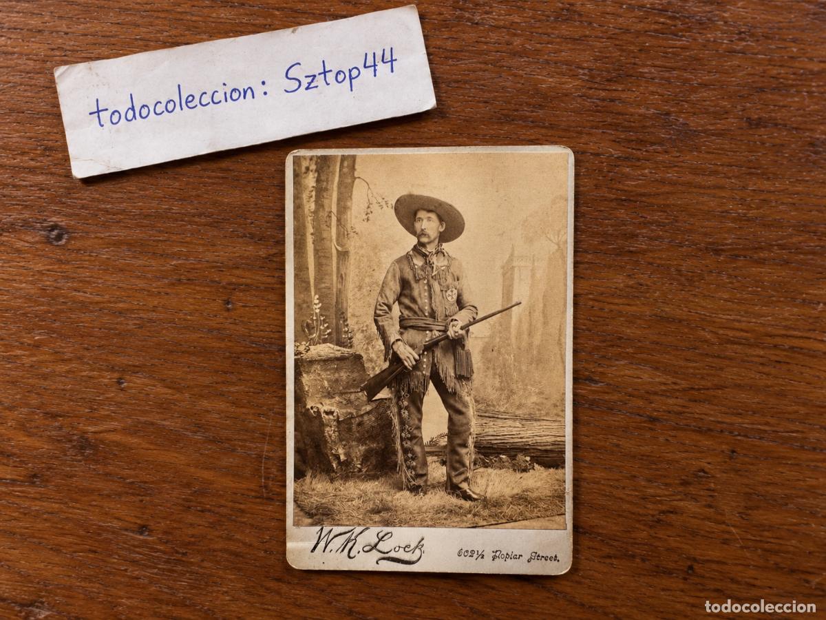 Militaria: Antigua Fotograf&iacute;a Vaquero / Cowboy con Fusil - W.H. Lock - Pawnee Bill Wild West