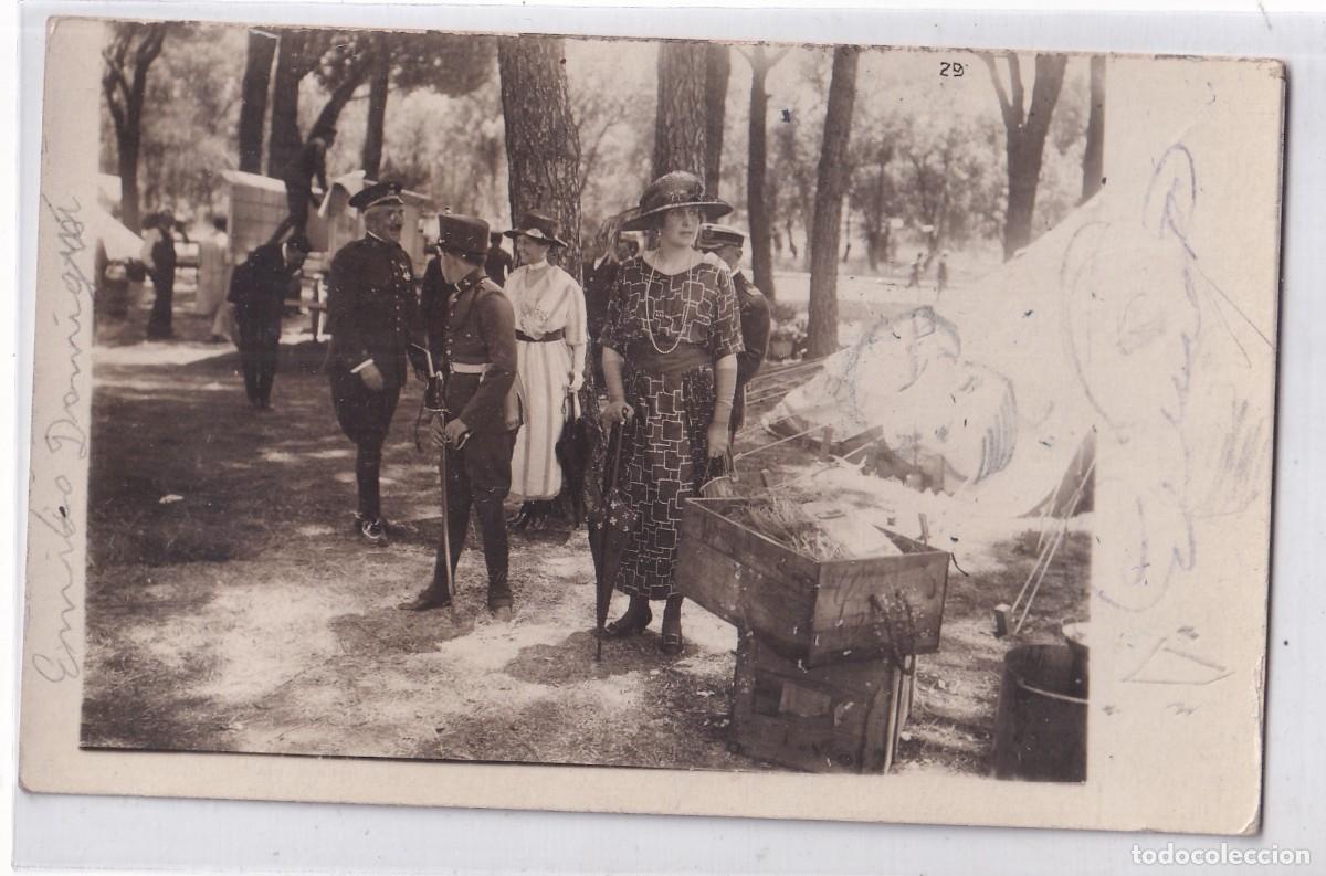 Militaria: Postal fotogr&aacute;fica. La reina Victoria Eugenia de Battenberg y el pr&iacute;ncipe de Asturias Alfonso.