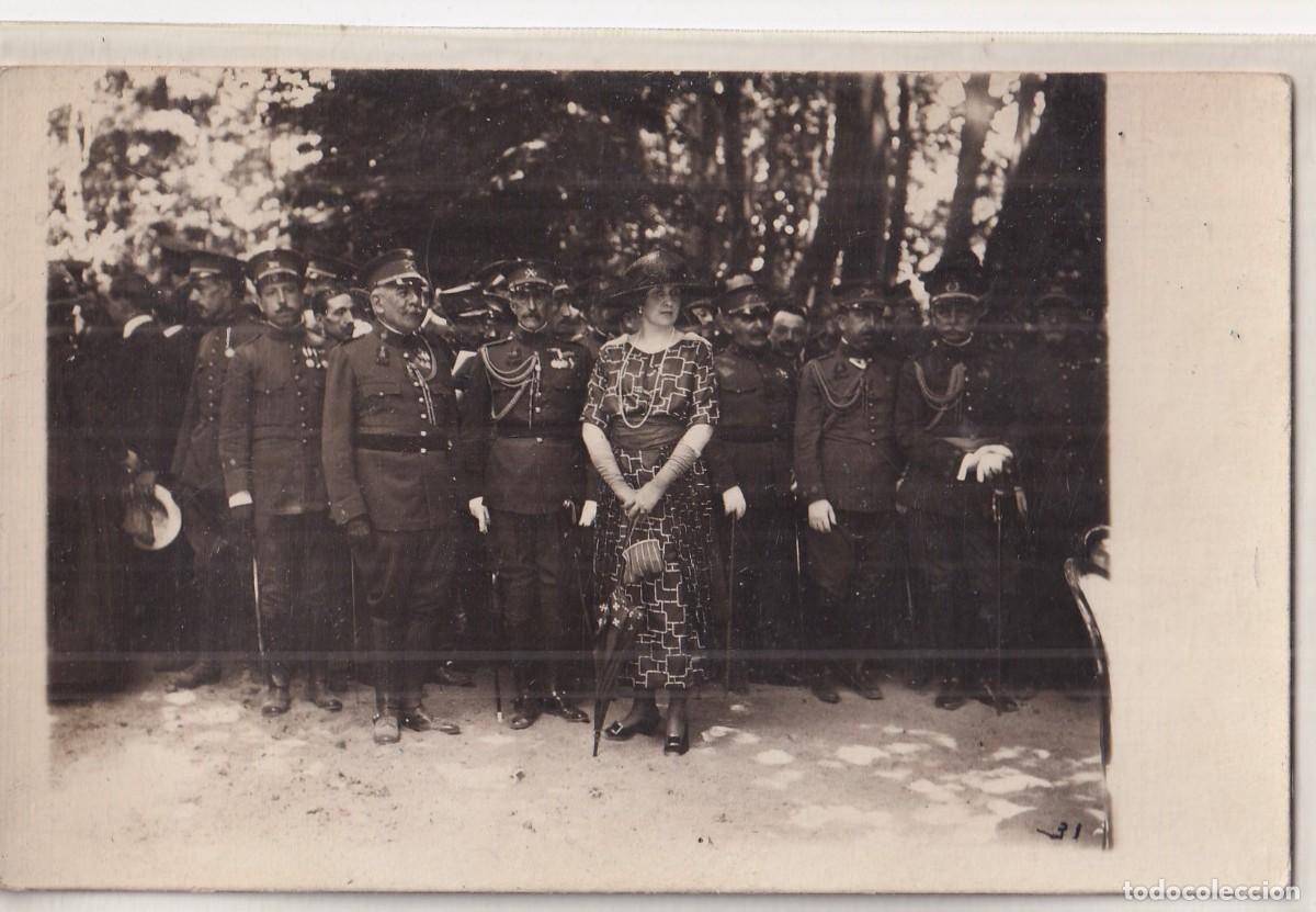 Militaria: Postal fotogr&aacute;fica. La reina Victoria Eugenia de Battenberg rodeada de militares en un acto.
