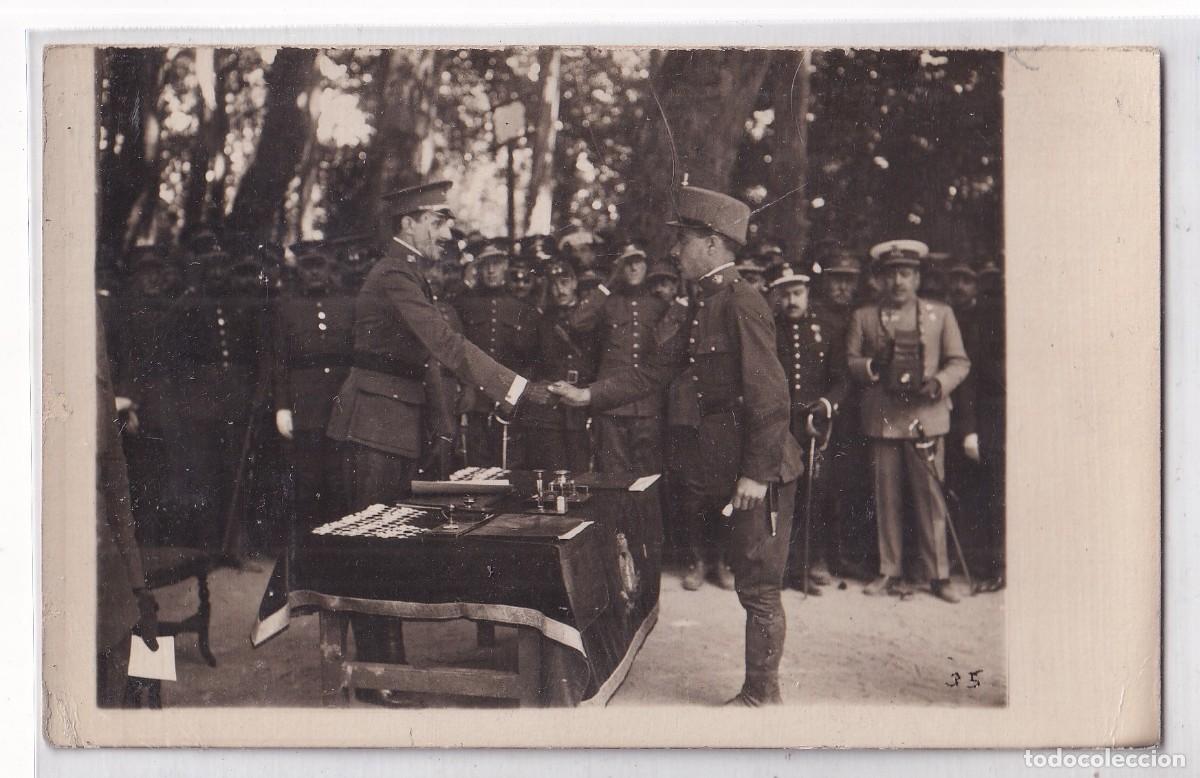 Militaria: Postal fotogr&aacute;fica. A&ntilde;os 20 acto militar de jura de bandera. Rey Alfonso XIII.