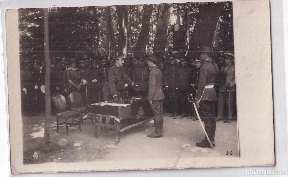 Militaria: Postal fotogr&aacute;fica. A&ntilde;os 20 acto militar de jura de bandera. Rey Alfonso XIII.