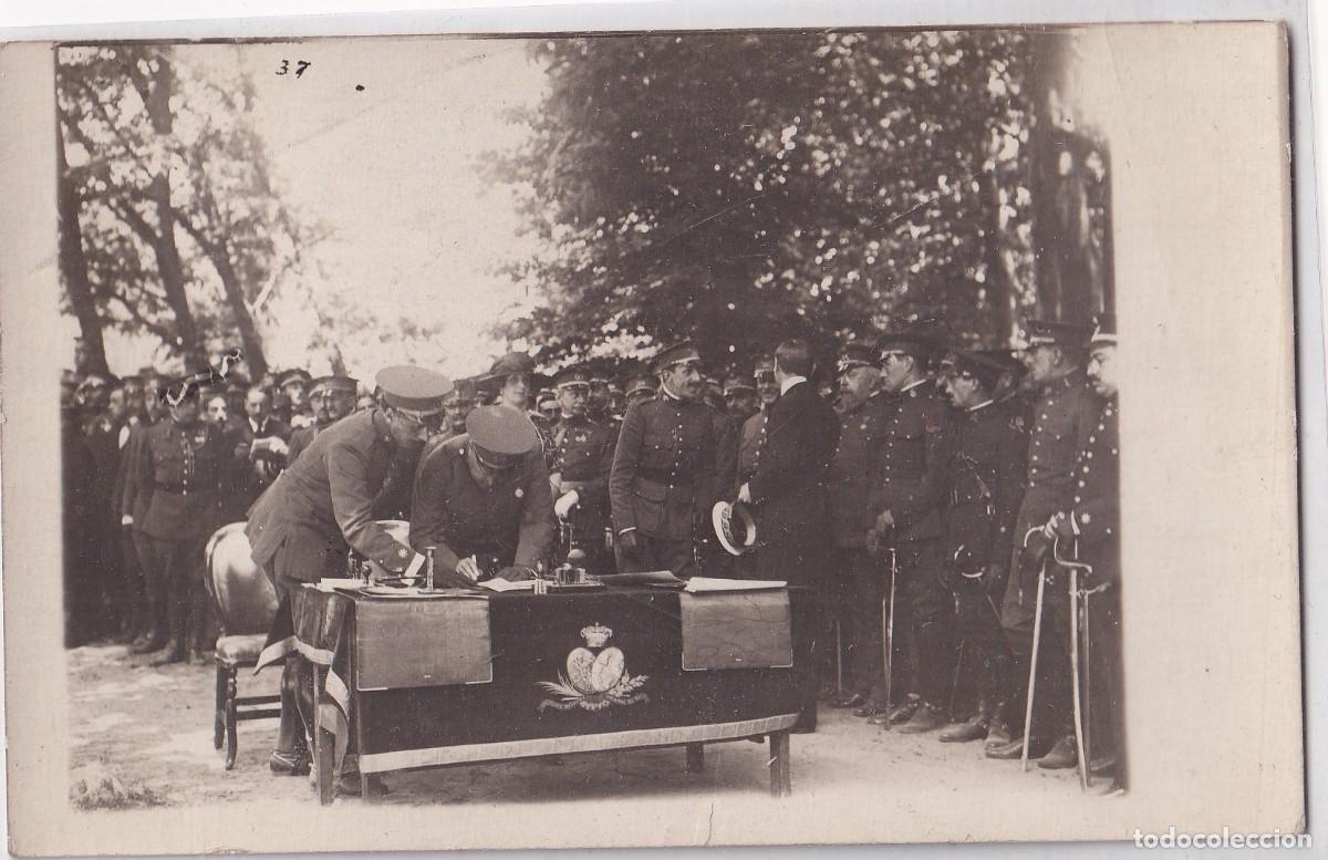 Militaria: Postal fotogr&aacute;fica. A&ntilde;os 20 acto militar de jura de bandera. Rey Alfonso XIII.