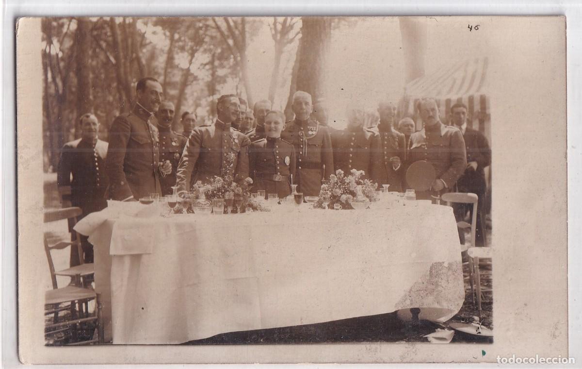 Militaria: Postal fotogr&aacute;fica. El Pr&iacute;ncipe de Asturias Alfonso con los jefes y oficiales del Regimiento del Rey