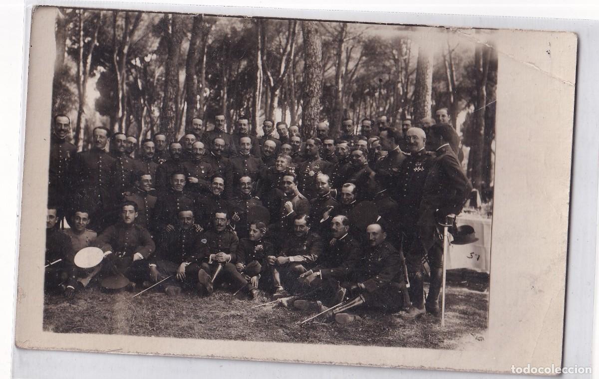 Militaria: Postal fotogr&aacute;fica. El infante Don Jaime con jefes y oficiales del Regimiento Inmemorial del Rey