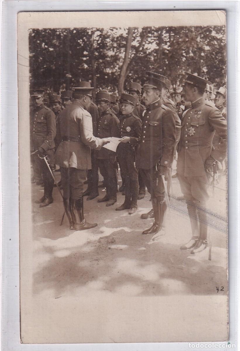 Militaria: Postal fotogr&aacute;fica. El General Aguilera entregando el nombramiento a S. M. El Pr&iacute;ncipe de Asturias.