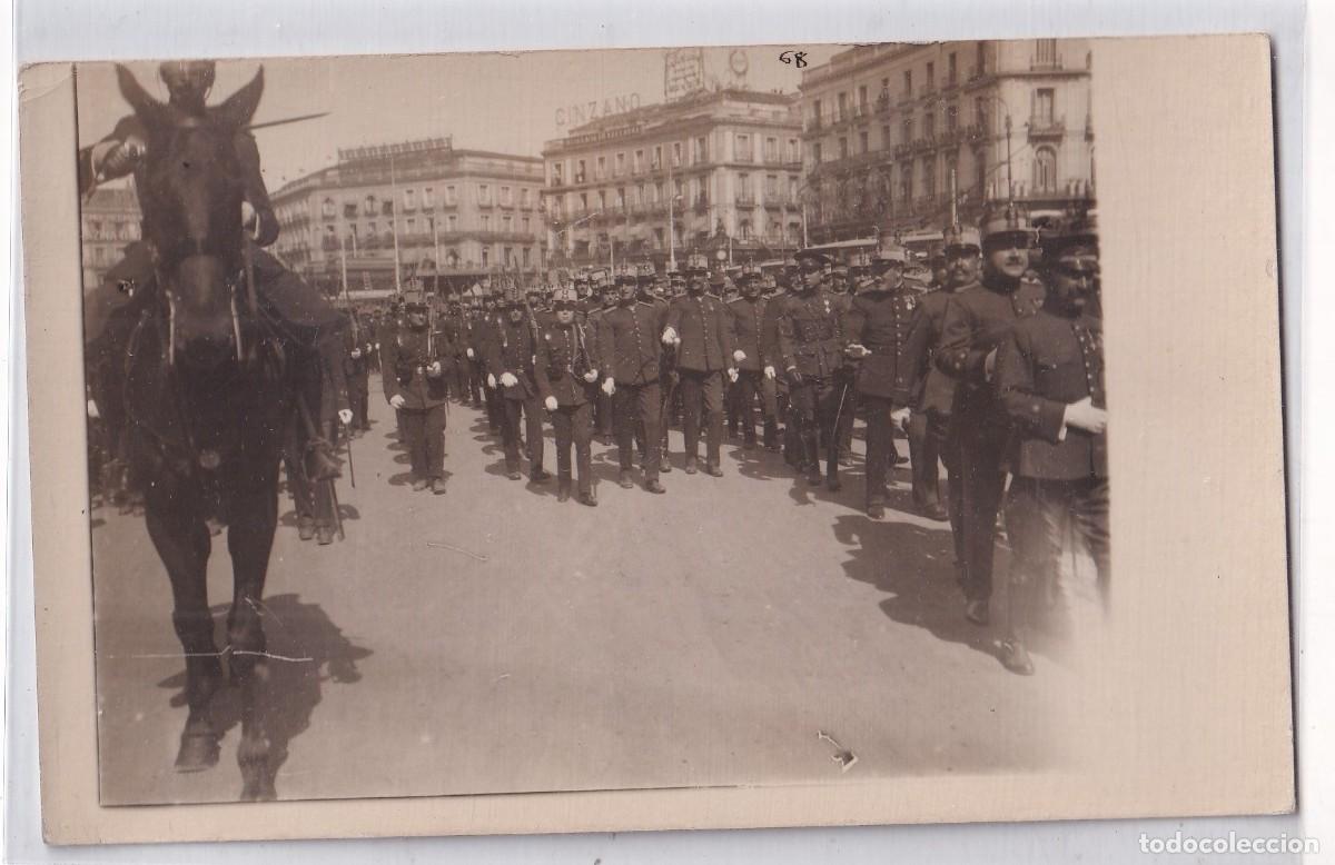 Militaria: Postal fotogr&aacute;fica. S. M. El Pr&iacute;ncipe de Asturias. Desfile por la Puerta del Sol de Madrid.
