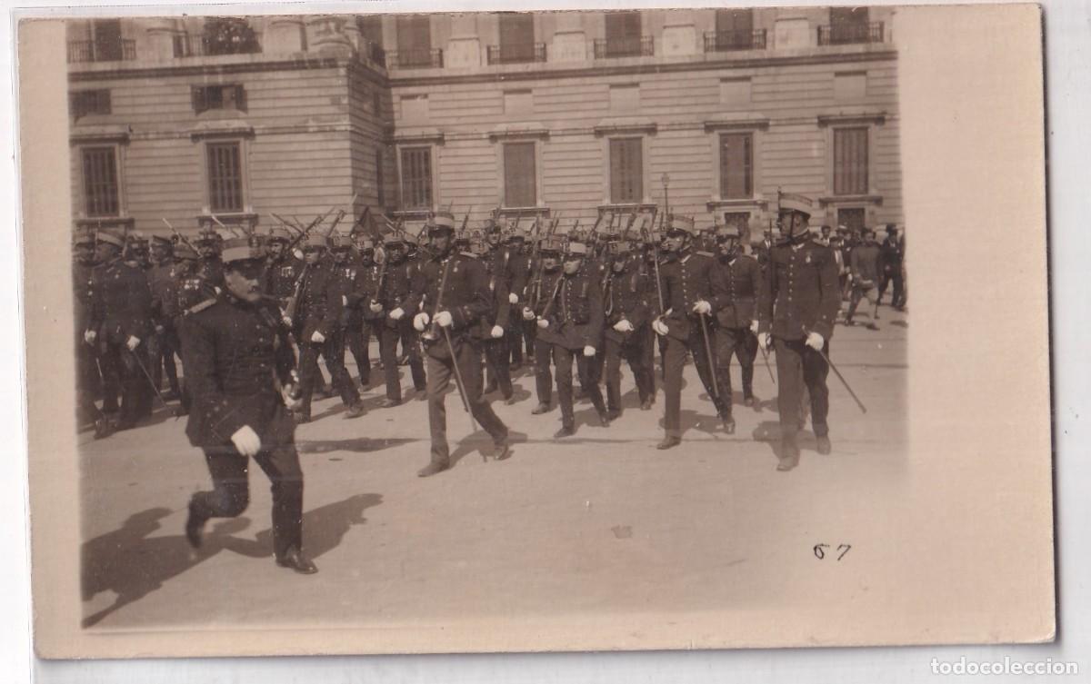 Militaria: Postal fotogr&aacute;fica. S. M. El Pr&iacute;ncipe de Asturias. Desfile junto al Palacio Real de Madrid.