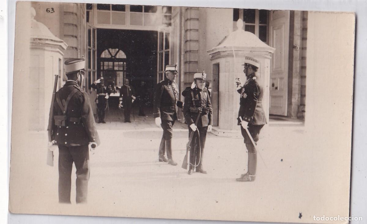 Militaria: Postal fotogr&aacute;fica. S. M. El Pr&iacute;ncipe de Asturias junto a la entrada del Palacio Real de Madrid.
