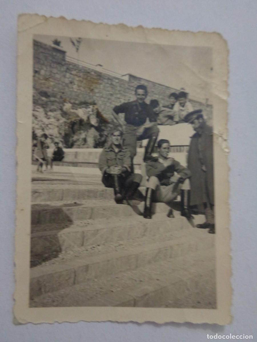 Militaria: GUERRA CIVIL : FOTO DE MILITARES NACIONALES ( UNO FALANGISTA CON CAMISA AZUL ). DE ROS , CEUTA