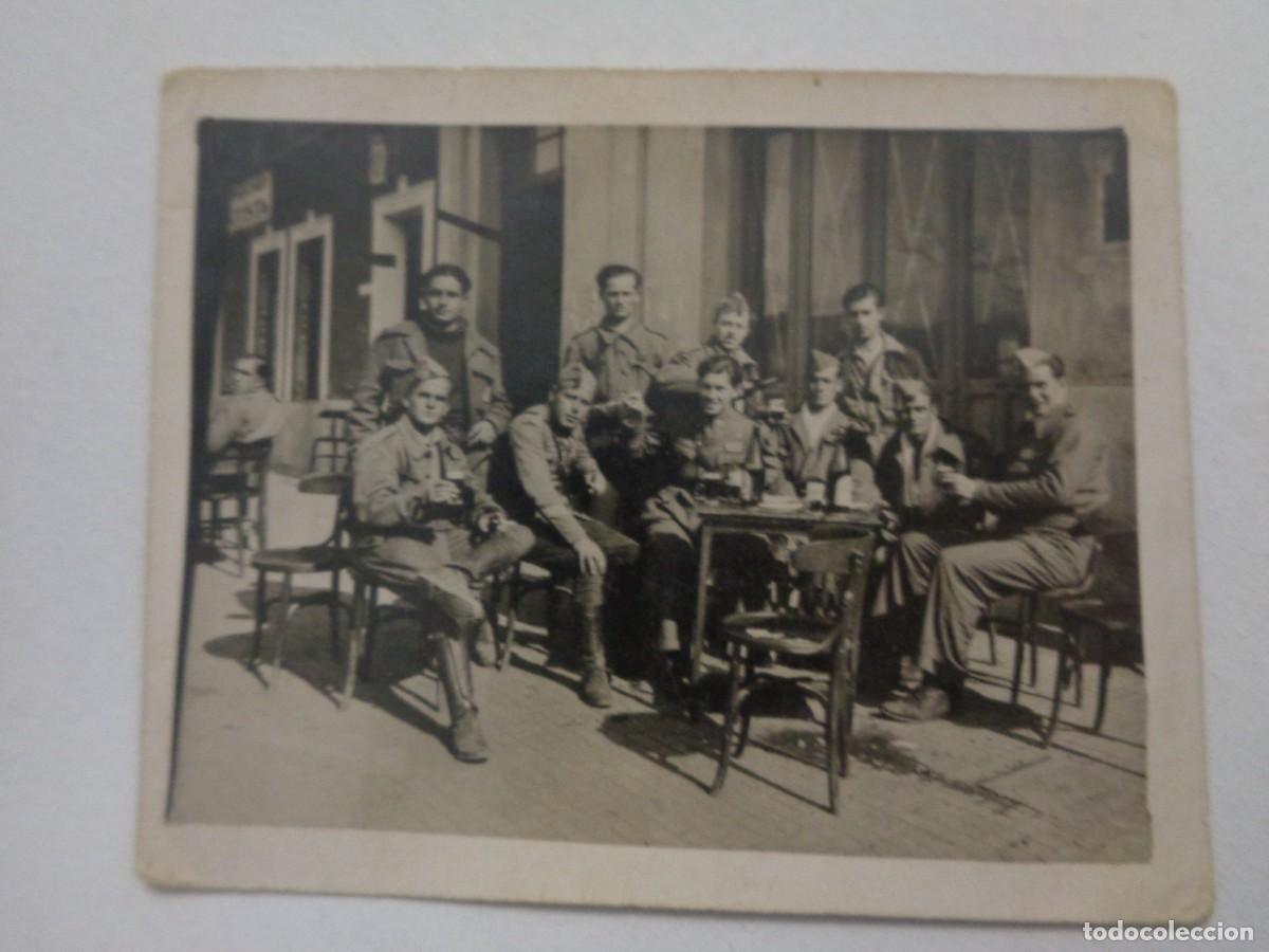 Militaria: GUERRA CIVIL : FOTO DE SARGENTOS PROVISIONALES EN UN BAR