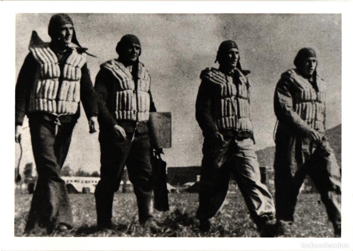 Militaria: LUFTWAFFE HEINKEL HE 111 Pilotos hacia sus aviones de combate Propaganda-Kompanie