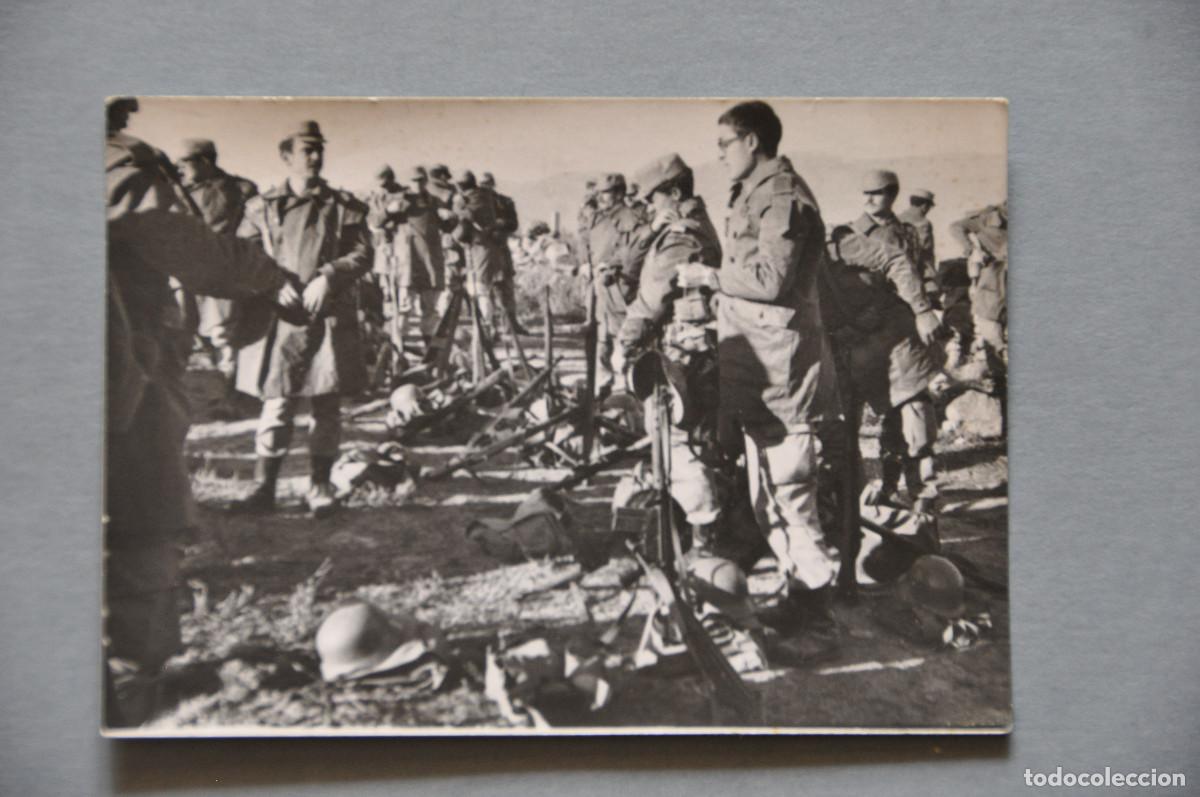 Militaria: FOTOGRAFIA DE UNA FORMACION DE TROPAS EN DESCANSO