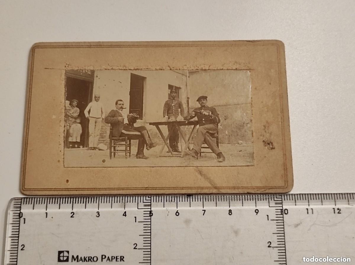 Militaria: Antigua foto Militares comiendo bebiendo en la cantina, cuello pone numero 22 mide 10x6 cm