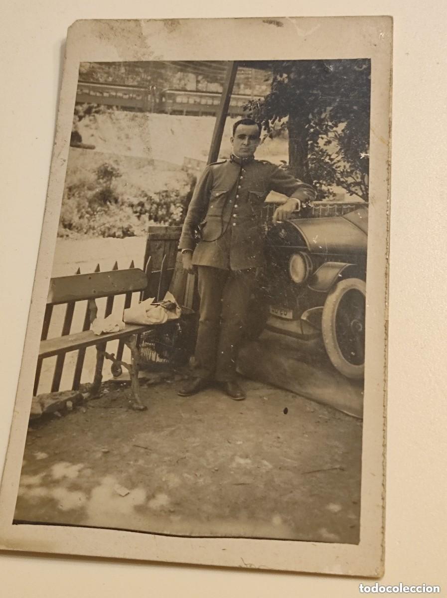 Militaria: Antigua foto postal retrato militar, soldado junto a coche de epoca 14x8,5cm
