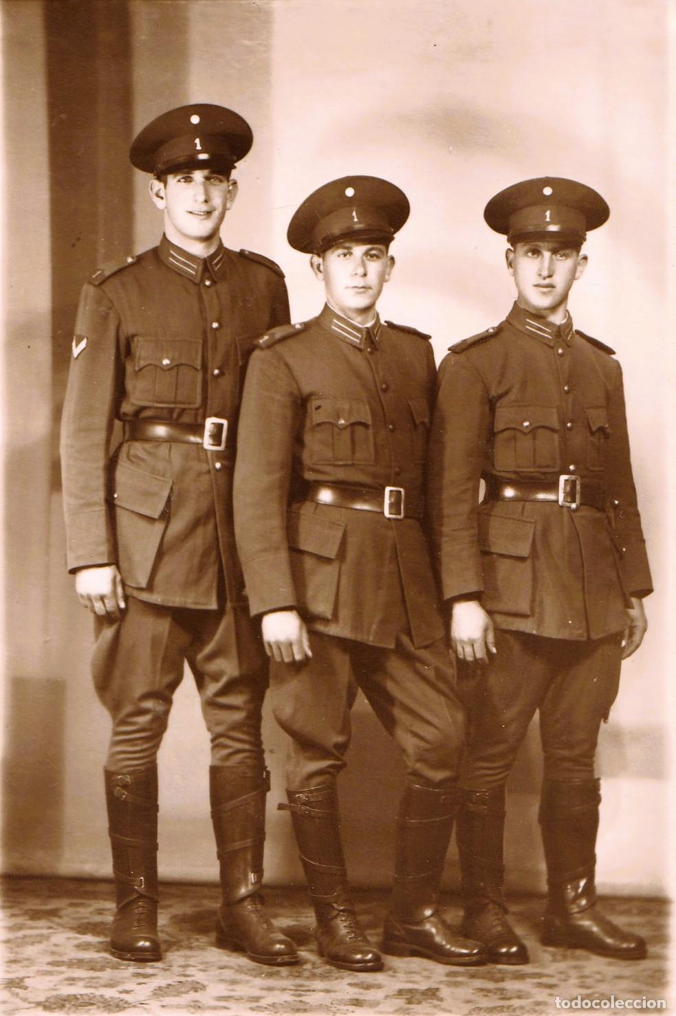 Militaria: Fotograf&iacute;a de estudio de tres soldados argentinos, sin datar, sello del fot&oacute;grafo al dorso - CLC