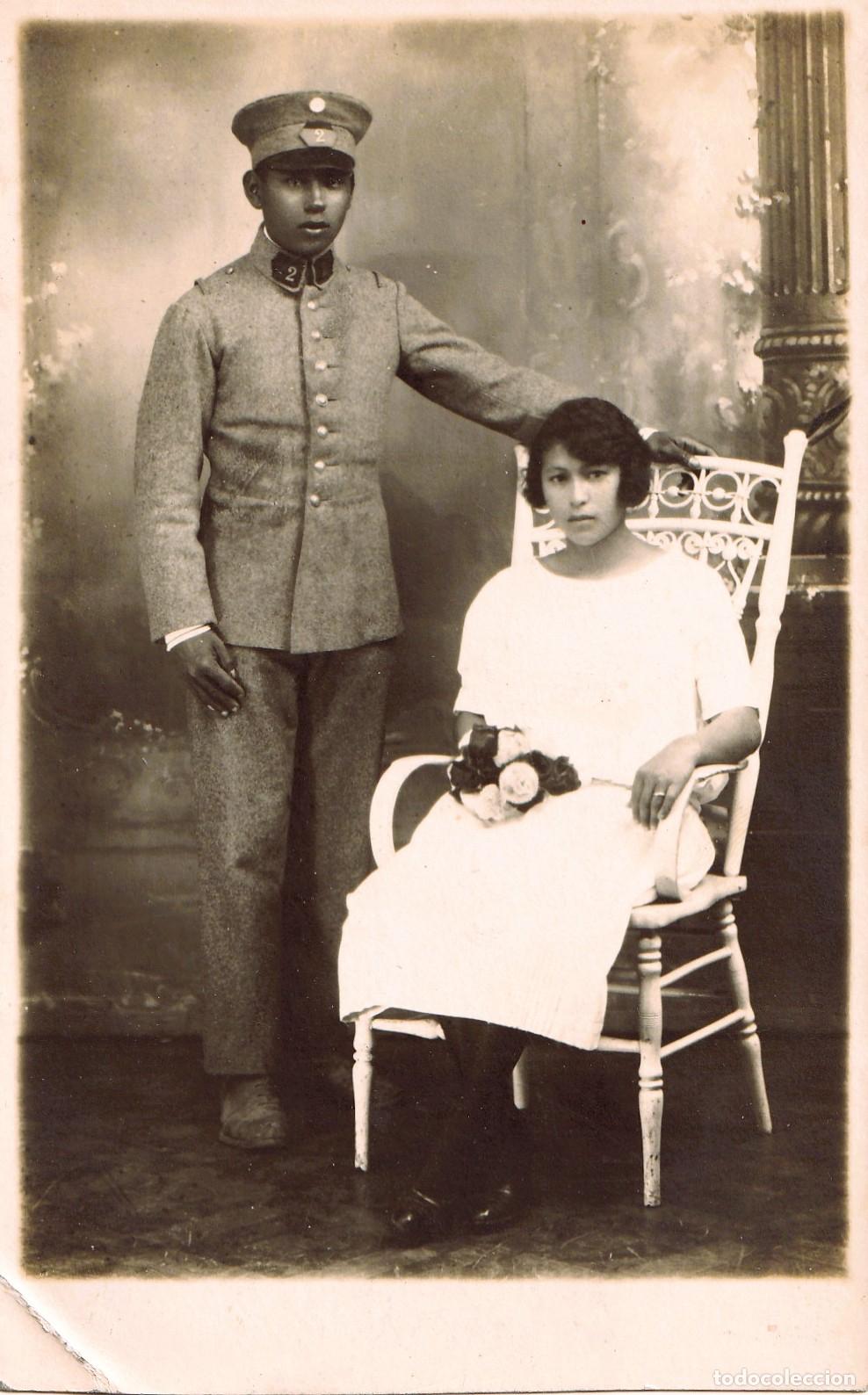Militaria: Retrato de estudio de soldado argentino con su novia, a&ntilde;os 20 - CLC