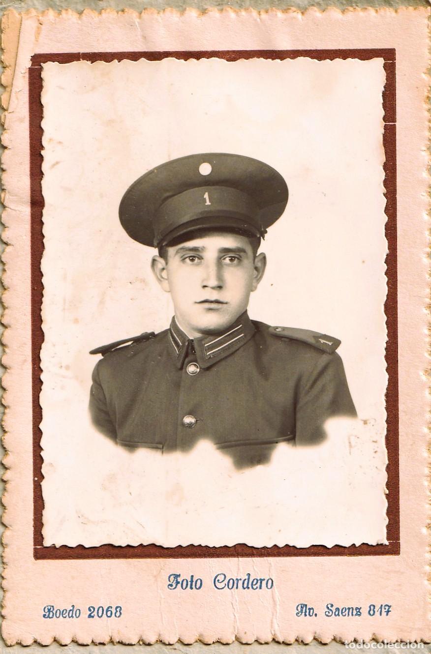 Militaria: Fotograf&iacute;a de estudio de soldado argentino en carpetilla, sin datar - CLC