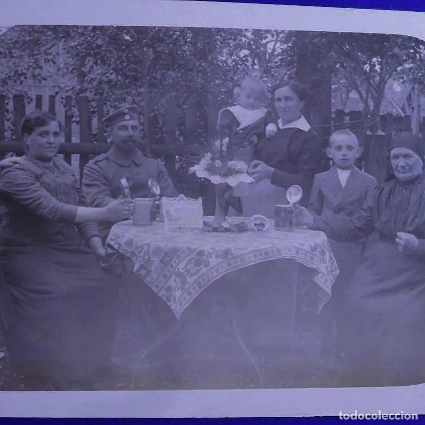 Militaria: SOLDADO IMPERIAL ALEMAN CON SU FAMILIA TOMANDO CERVEZAS. II REICH. A&Ntilde;OS 1914-18