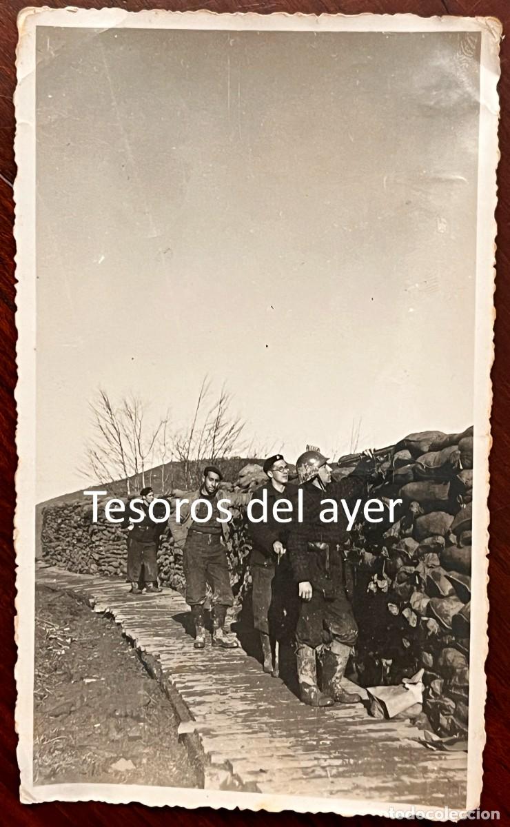 Militaria: Grupo de gudaris pertenecientes al Batall&oacute;n Otxandiano (N.&ordm; 4 de ELA-STV) apostados en una posici&oacute;n