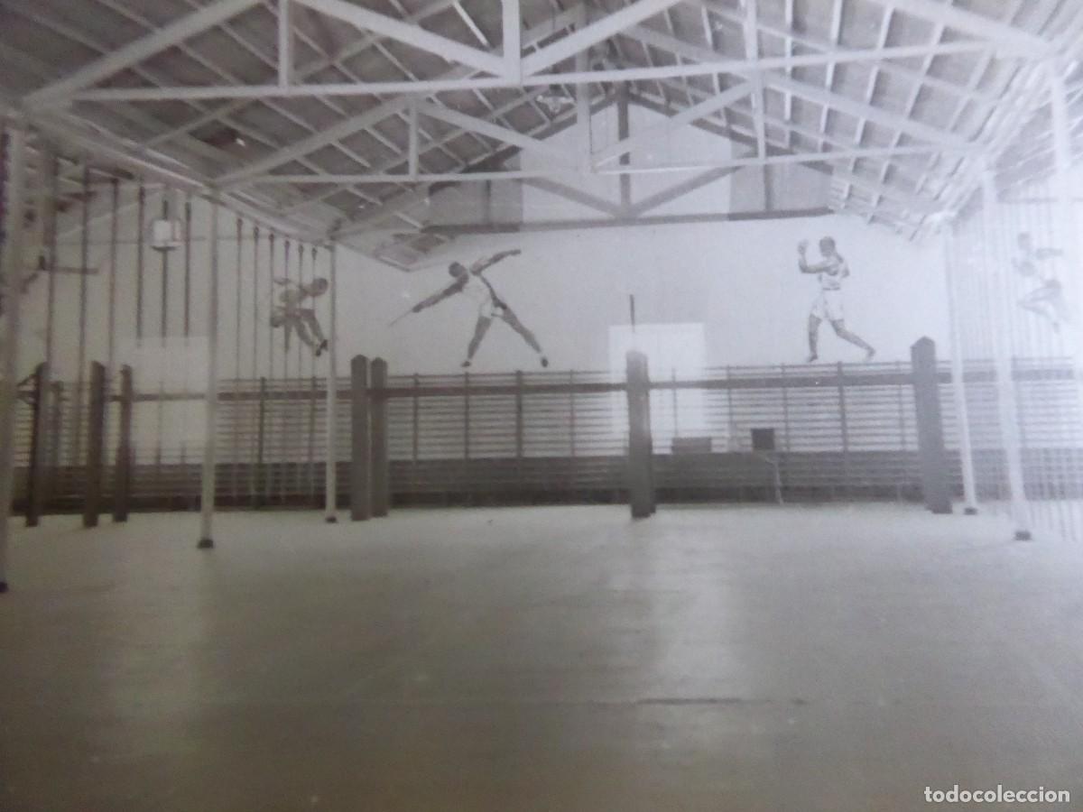 Militaria: Fotograf&iacute;a gimnasio escuela naval San Fernando.