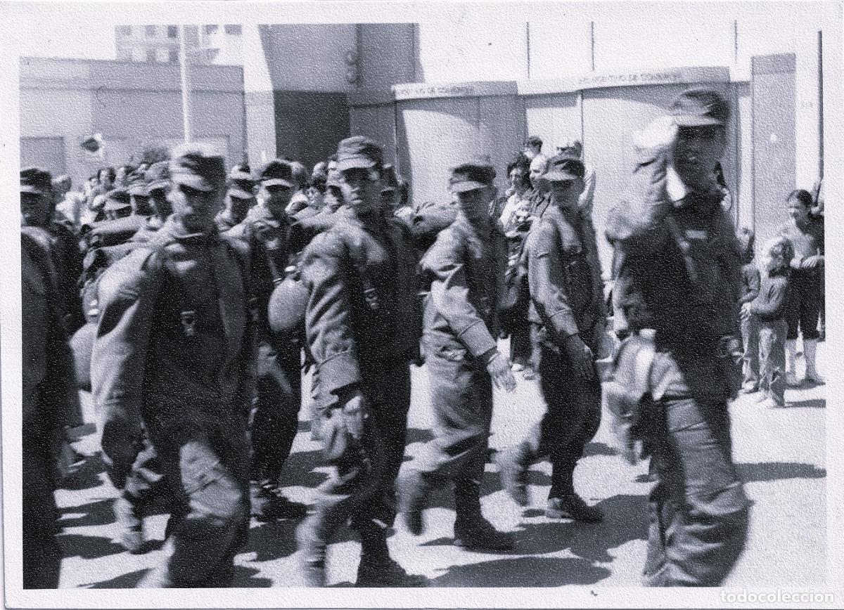 Militaria: Fotograf&iacute;a familiar de grupo de soldados argentinos desfilando datada 1971 - CLC