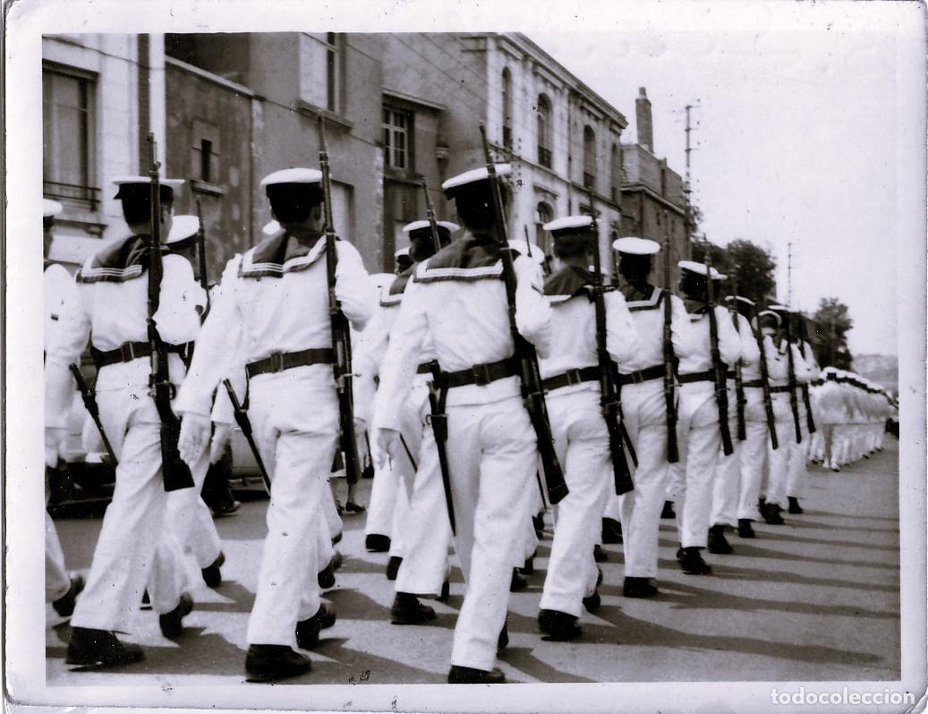 Militaria: Fotograf&iacute;a familiar de grupo de marinos argentinos desfilando. Sin datar, d&eacute;cada de los 70 - CLC