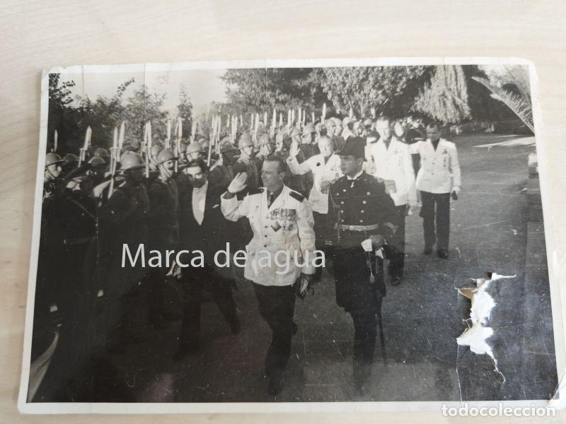 Militaria: Fotografia Ramon Su&ntilde;er Serrano pasando revista. 1940. 18 x 12 cms.