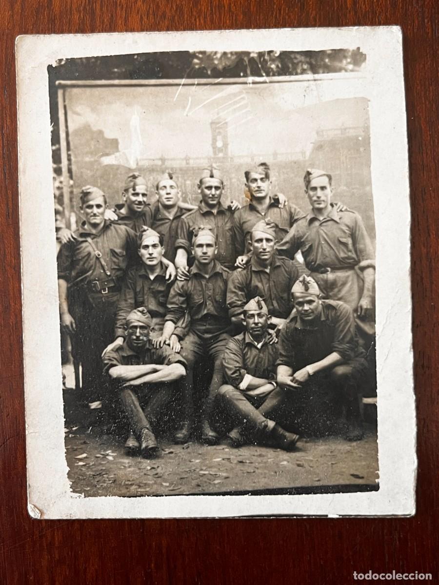 Militaria: FOTOGRAF&Iacute;A ORIGINAL GUERRA CIVIL ESPA&Ntilde;OLA, GRUPO DE 11 SOLDADOS UNIFORMADOS, POSIBLE EJ&Eacute;RCITO REPUBL