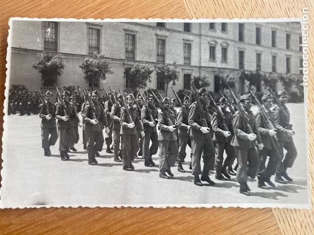 Militaria: Soldados desfilando en cuartel. Barcelona . 1948.