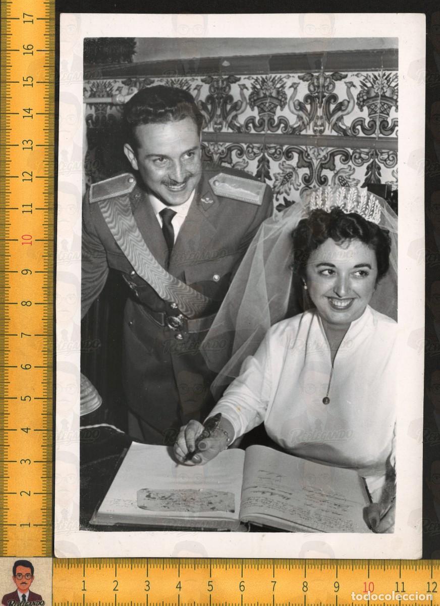 Militaria: BODA CAPIT&Aacute;N EJ&Eacute;RCITO DEL AIRE ESPA&Ntilde;OL - NOVIOS FIRMANDO LIBRO MATRIMONIAL - FOTO ANTIGUA A&Ntilde;OS 60